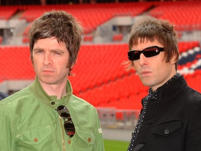 Noel (a la izquierda) y Liam Gallagher, hermanos e integrantes del grupo Oasis.