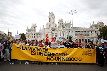 La cabecera pasa por la plaza de Cibeles, delante del Ayuntamiento de Madrid, y los manifestantes han cantado: "Almeida escucha, esta es nuestra lucha" y "¡que nos escuchen Almeida y Ayuso!". Ahora enfilan hacia el edificio Metrópolis, en la entrada de la Gran Vía.