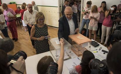 Jorge Fernandez Díaz exerceix el seu dret a vot a l'Escola Augusta de Barcelona.