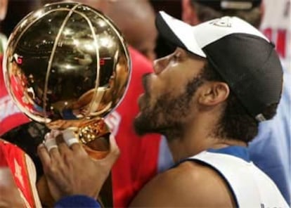 El jugador de los Pistons, Rasheed Wallace, besa el trofeo de Campeones de la NBA