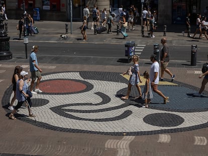 Mosaico de Miró en el lugar de la Rambla de Barcelona donde se detuvo la furgoneta usada en el atentado yihadista, en una fotografía del 10 de agosto.