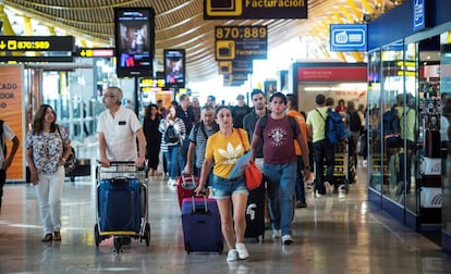 Viajeros en la terminal T4 del aeropuerto Madrid-Barajas Adolfo Suárez.