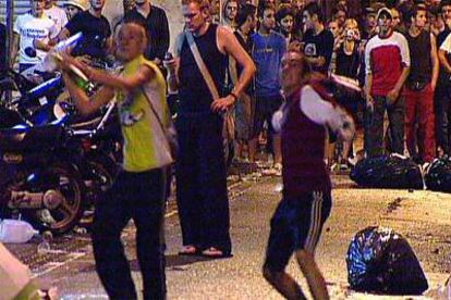 Varias personas arrojan objetos a la policía en la madrugada de ayer.