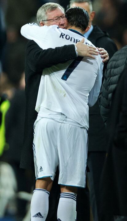 Ronaldo abraza a Sir Alex Ferguson al finalizar el partido.