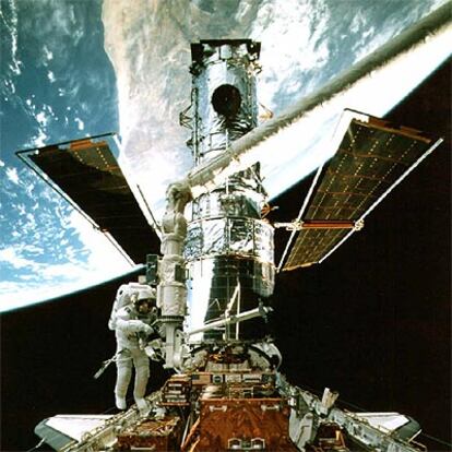 El astronauta Steven Smith trabaja en el mantenimiento del telescopio espacial en una foto tomada en febrero de 1997.