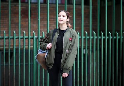 Malena, de 16 años, ejerció también su primer voto en las pasadas elecciones. Aspectos como la brecha telefónica y el poco acceso a internet de los jóvenes más desfavorecidos impidió a la mayoría de las encuestadoras detectar la cantidad suficiente de casos de jóvenes que apoyarían al candidato de los Kirchner. Solo hasta el mismo domingo, la ola juvenil pro-Fernández sorprendió a las encuestadoras, a los empresarios y puso sobre la mesa la posibilidad del regreso de Cristina Fernández de Kirchner al Gobierno argentino, esta vez como vicepresidenta.