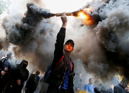 Simpatizantes de diferentes movientos de extrema derecha queman bengalas durante una protesta en el centro de Kiev, Ucrania.