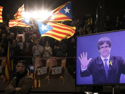  El expresidente de la Generalitat, Carles Puigdemont, aparece en una pantalla durante un mitin de Junt pel Si en Barcelona, el pasado 15 de diciembre.