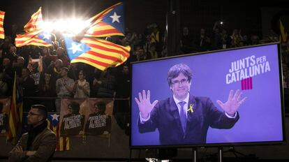 El expresidente de la Generalitat, Carles Puigdemont, aparece en una pantalla durante un mitin de Junt pel Si en Barcelona, el pasado 15 de diciembre.