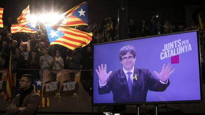  El expresidente de la Generalitat, Carles Puigdemont, aparece en una pantalla durante un mitin de Junt pel Si en Barcelona, el pasado 15 de diciembre.