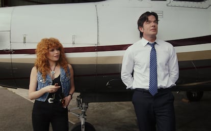 Natasha Lyonne y John Mulaney, en la segunda temporada de 'Poker Face'.