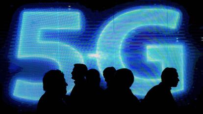 Un logo luminoso del 5G en el último Mobile World Congress, en Barcelona.