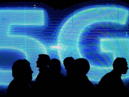 Un logo luminoso del 5G en el último Mobile World Congress, en Barcelona.