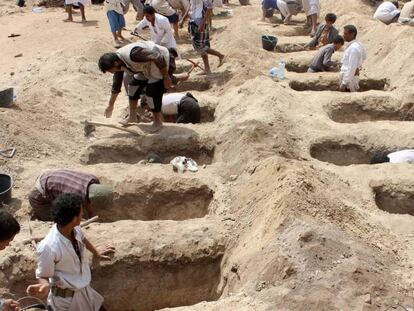 Fosas en Saada para sepultar a los niños fallecidos en un ataque en Yemén.