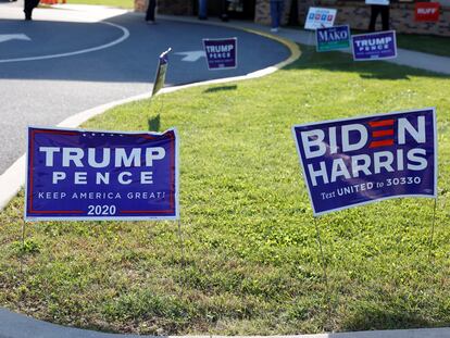 Carteles de campaña del presidente de Estados, Donald Trump, y de su rival, Joe Biden, en Cherryville, Pensilvania (Estados Unidos).