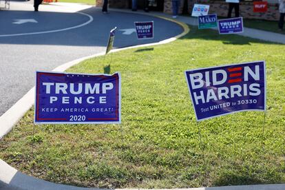 Carteles de campa?a del presidente de Estados, Donald Trump, y de su rival, Joe Biden, en Cherryville, Pensilvania (Estados Unidos).