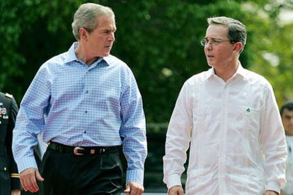 George W. Bush charla con el presidente de Colombia, Álvaro Uribe, ayer en Cartagena de Indias.