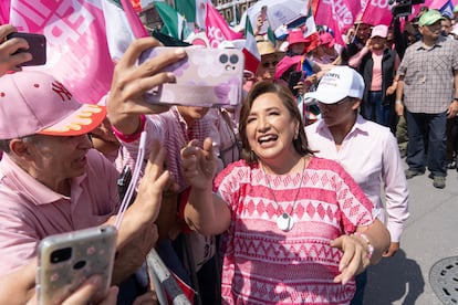 Xóchitl Gálvez se fotografía con participantes del mitin de la 'Marea Rosa' en Ciudad de México, el 19 de mayo.