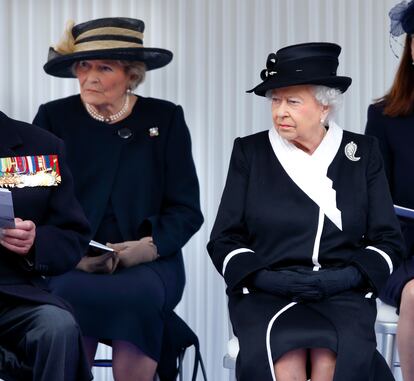 La reina Isabel II junto a lady Diana Farnham, sentada tras ella, en un acto celebrado en Londres en abril de 2015.