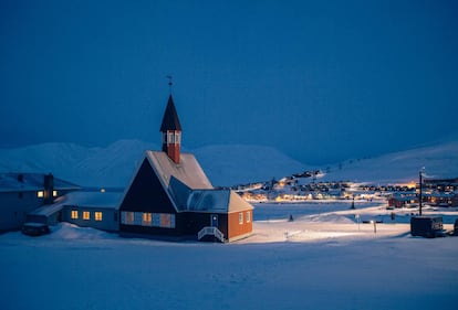 Vista nocturna de Longyearbyen, en las islas de Svalvard (Noruega), cerca del Polo Norte, en 2016.