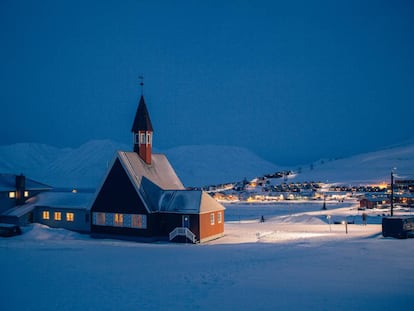 Vista nocturna de Longyearbyen, en las islas de Svalvard (Noruega), cerca del Polo Norte, en 2016.