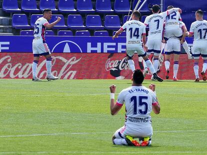 El Yamiq, con sus compañeros al fondo, celebra el gol de Weissman ante el Getafe este sábado en el estadio José Zorrila.