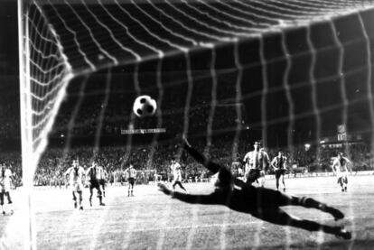 (5/11/1970) Partido de vuelta de octavos de final de la Copa de Europa. Estadio Vicente Calderón. Atlético de Madrid vs Cagliari (3-0). Luis anotó los tres goles.