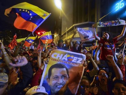 Simpatizantes de Hugo Ch&aacute;vez celebran su victoria en Caracas.
