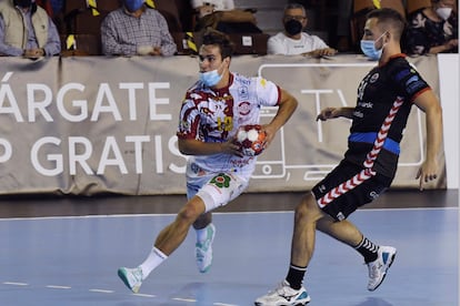 Gonzalo Pérez, del Ademar, en el partido ante el Sinfín.