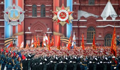 Militares rusos marchan durante la celebración del fin de la Segunda Guerra Mundial, en Moscú.