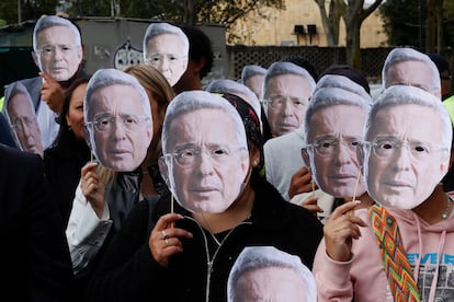 Simpatizantes de Álvaro Uribe asisten al Complejo Judicial de Paloquemao para apoyar al exmandatario, el pasado lunes.