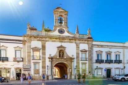 El Arco da Vila, puerta de entrada principal al recinto amurallado de Faro.