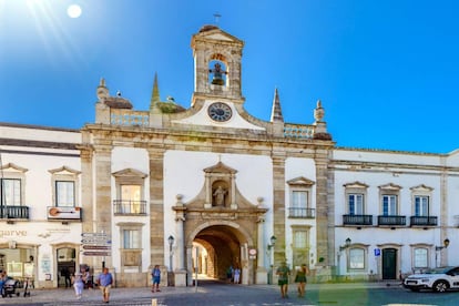 El Arco da Vila, puerta de entrada principal al recinto amurallado de Faro.