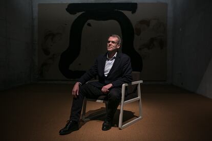 El rector de la UPF, Oriol Amat, ante el mural de Antoni Tàpies en el Campus Ciutadella de la universidad