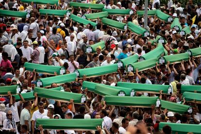 Más de 30.000 personas han acudido al entierro celebrado en el cementerio de Potocari.