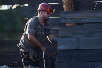 Un rescatista trabaja en uno de los accesos a la mina de carbón donde permanecen atrapadas una decena de personas.