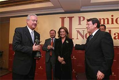 J. J. Armas Marcelo (izquierda) junto a Ana Botella y Pedro Hernández, alcalde de Torrevieja.