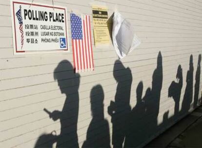 Un grupo de votantes guarda cola en un colegio electoral de Venice Beach, California, en la tarde del 4 de noviembre.