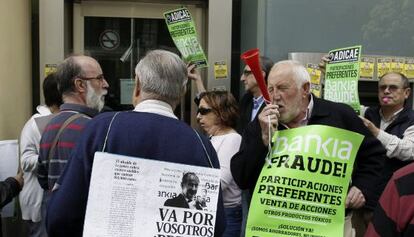 Protesta ante las puertas de una oficina de Bankia.