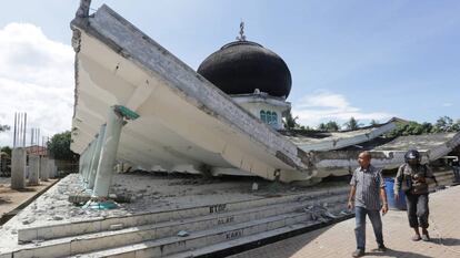 Mesquita destruída pelo terremoto em Meuredu, distrito de Pidie Jaya, no norte da província indonésia de Aceh.