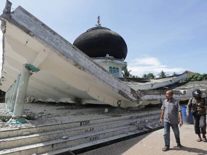 Mesquita destruída pelo terremoto em Meuredu, distrito de Pidie Jaya, no norte da província indonésia de Aceh.