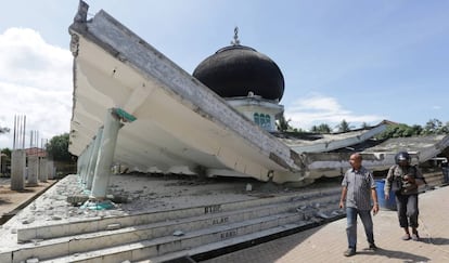 Mesquita destruída pelo terremoto em Meuredu, distrito de Pidie Jaya, no norte da província indonésia de Aceh.