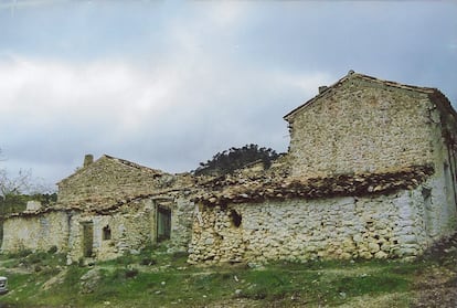 Las ruinas del cortijo de la familia de Antonio Berjaga en la aldea de Linarejos, en Orcera (Jaén).