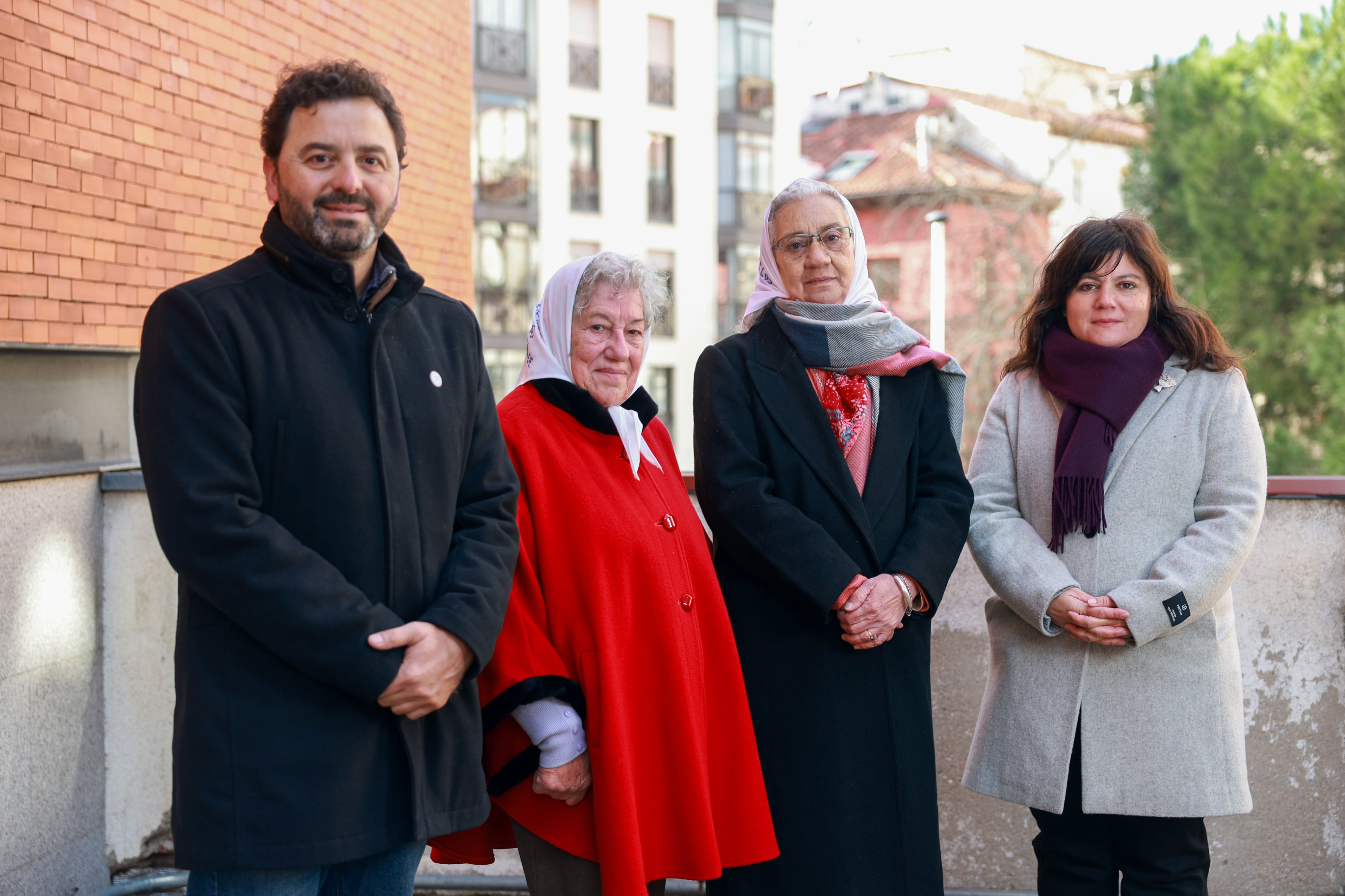 Leonardo Fossati, Carmen Arias, Sara Mrad y Paula Sansone, representantes de las abuelas y las madres de Plaza de Mayo.