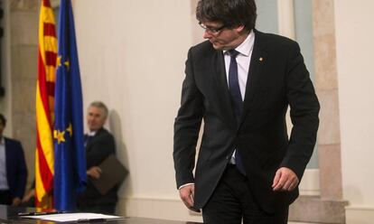 Puigdemont, ayer en el Parlament tras firmar el documento sobre la independencia.