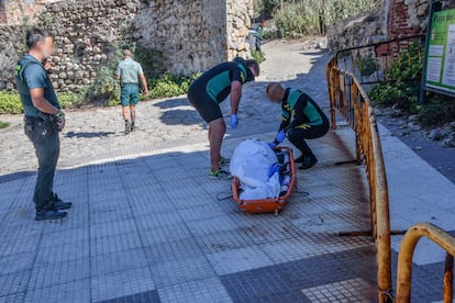 Varios agentes preparan el traslado del fallecido hallado este miércoles en una de las playas de Ceuta.