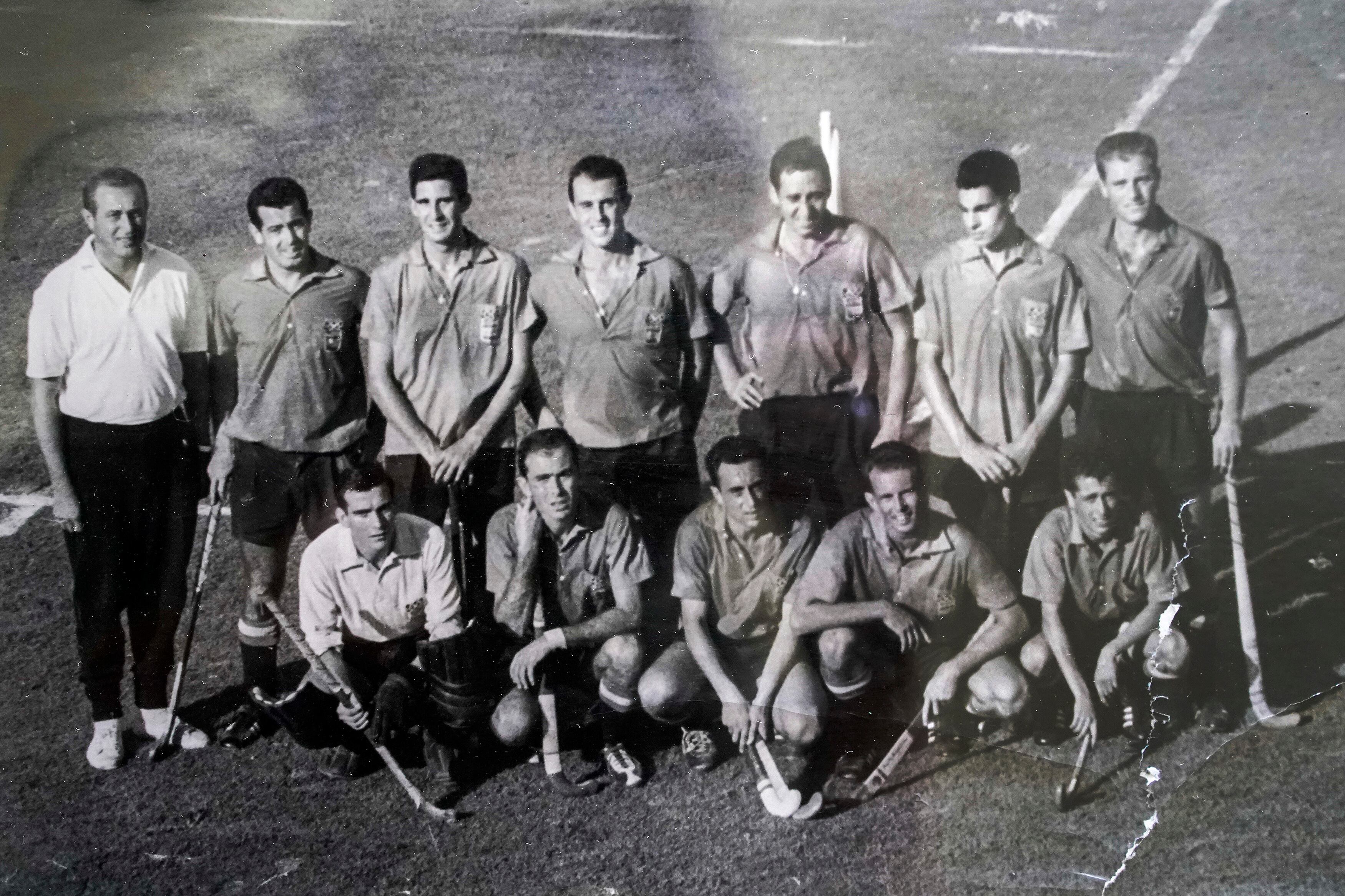 Una alineación de España en los Juegos de Roma 60. Juan Ángel Calzado, arriba el tercero por la izquierda; José Antonio Dinarés, arriba el segundo por la derecha; y Carlos Del Coso, abajo a la izquierda. Pere Amat fue suplente ese partido.