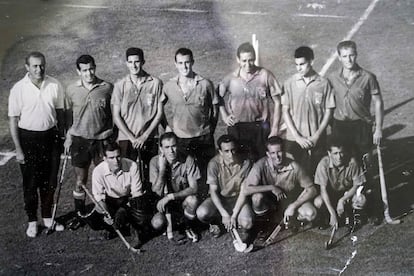 Una alineación de España en los Juegos de Roma 60. Juan Ángel Calzado, arriba el tercero por la izquierda; José Antonio Dinarés, arriba el segundo por la derecha; y Carlos Del Coso, abajo a la izquierda. Pere Amat fue suplente ese partido.