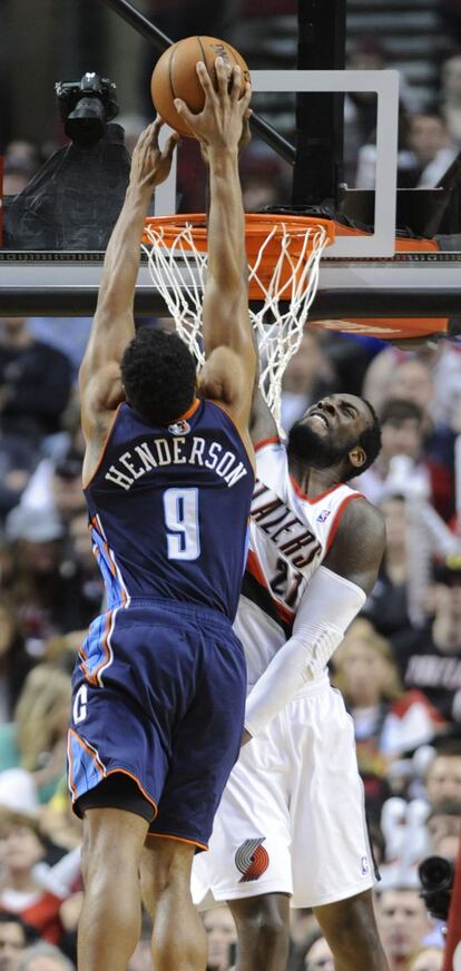 JJ Hickson intenta evitar el mate de Gerald Henderson.