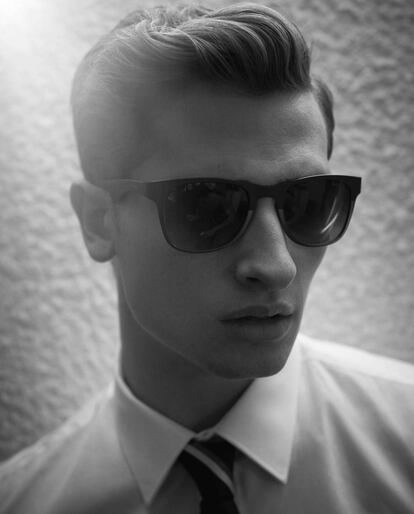 Gafas Carrera, camisa Emporio Armani y corbata Gianni Mura.